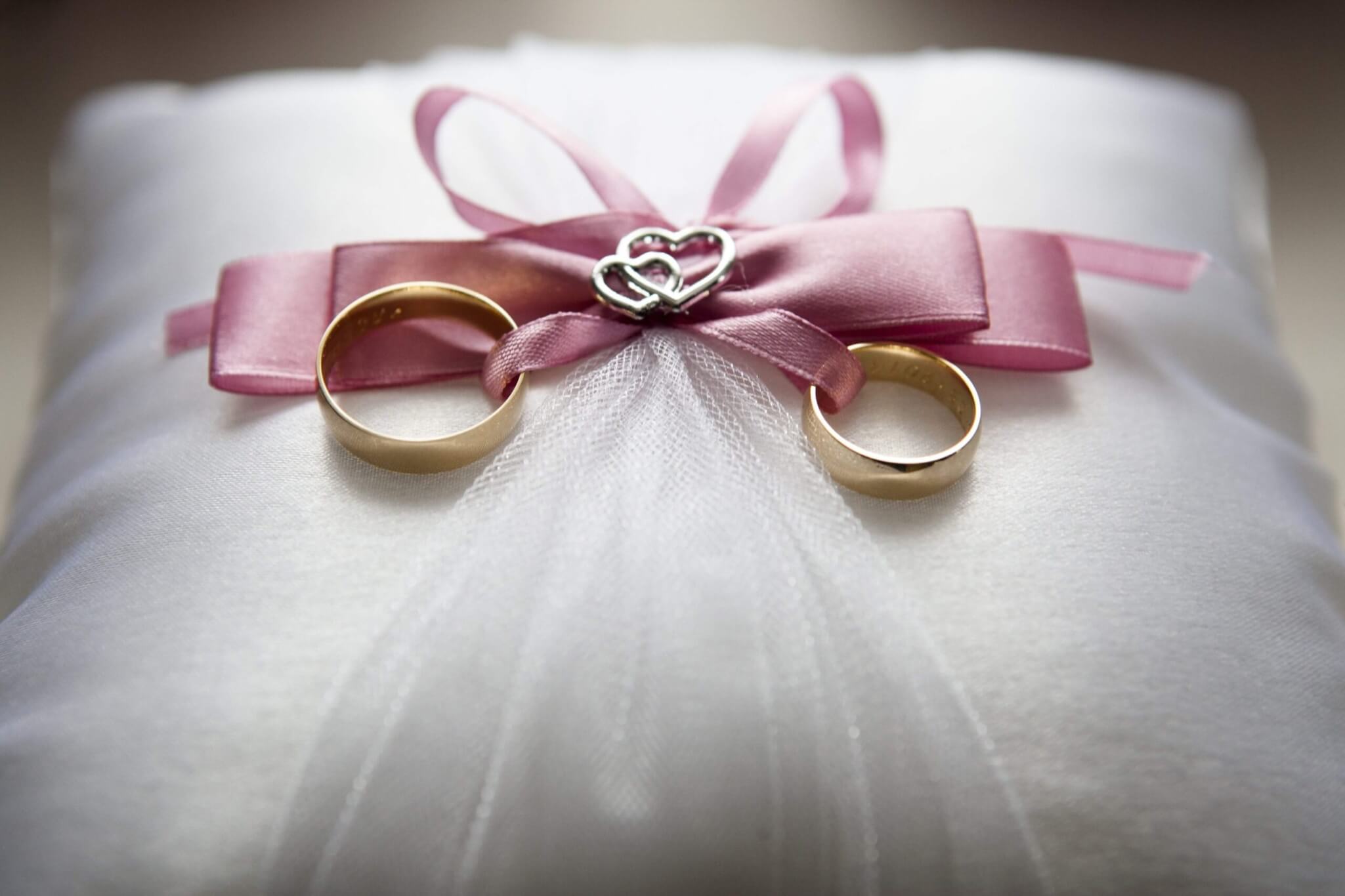 Zdjęcie złotych obrączek ślubnych warszawa